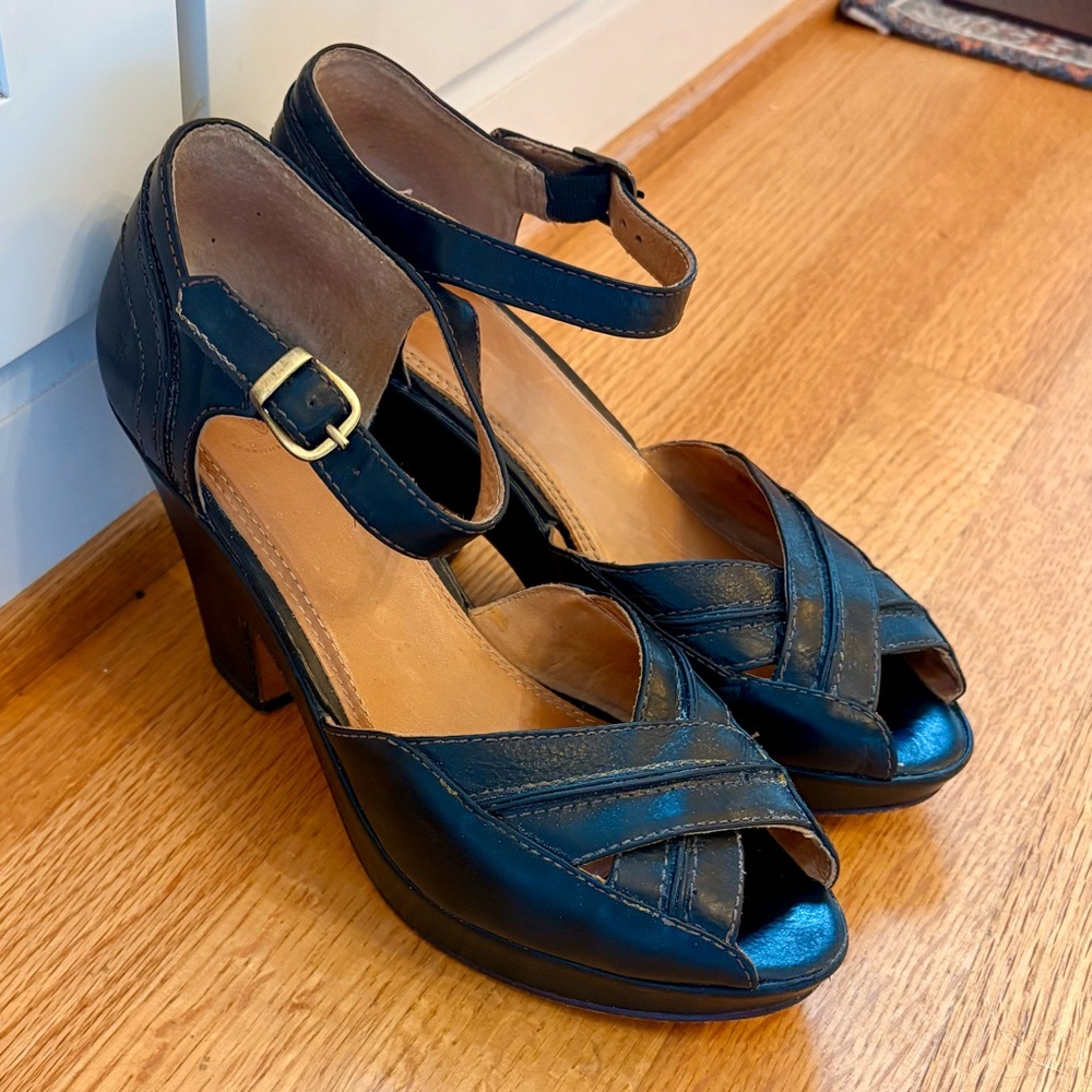 Frye black Leather pumps